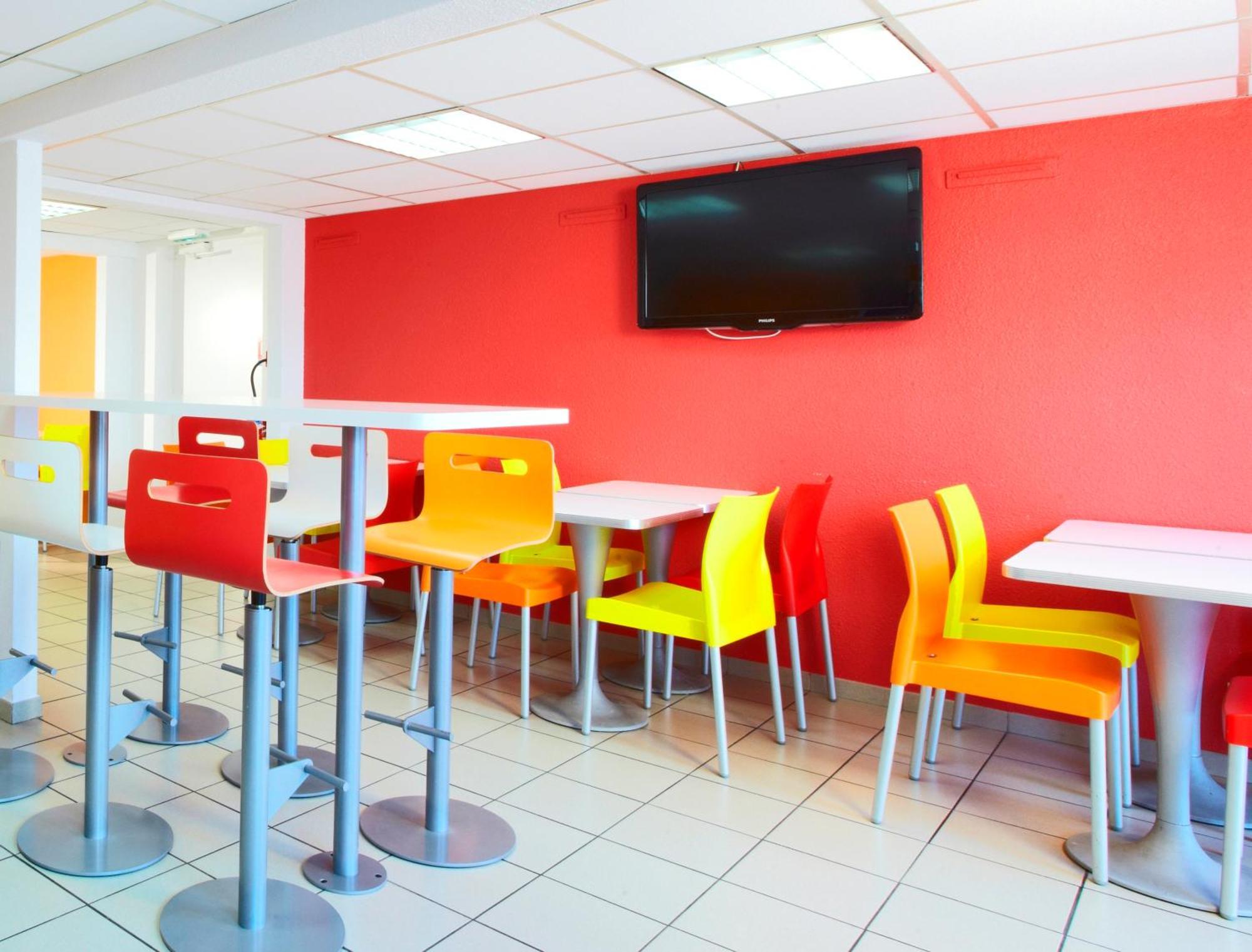Premiere Classe Montreuil Zewnętrze zdjęcie The interior of a typical McDonald's restaurant